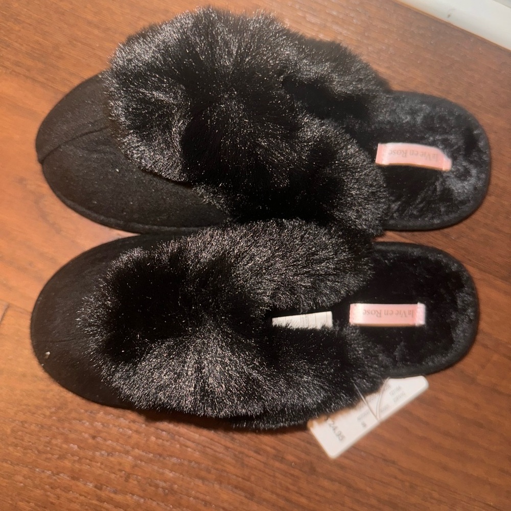 La Vie En Rose Black Faux Fur Slippers
